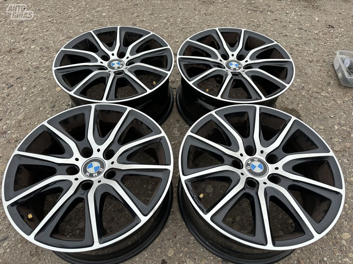 BMW Siunciam, 8J ET30 light alloy R17 rims