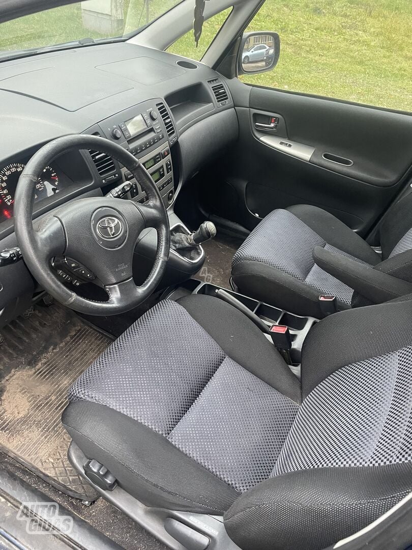 Toyota Corolla Verso 2413 2002 г