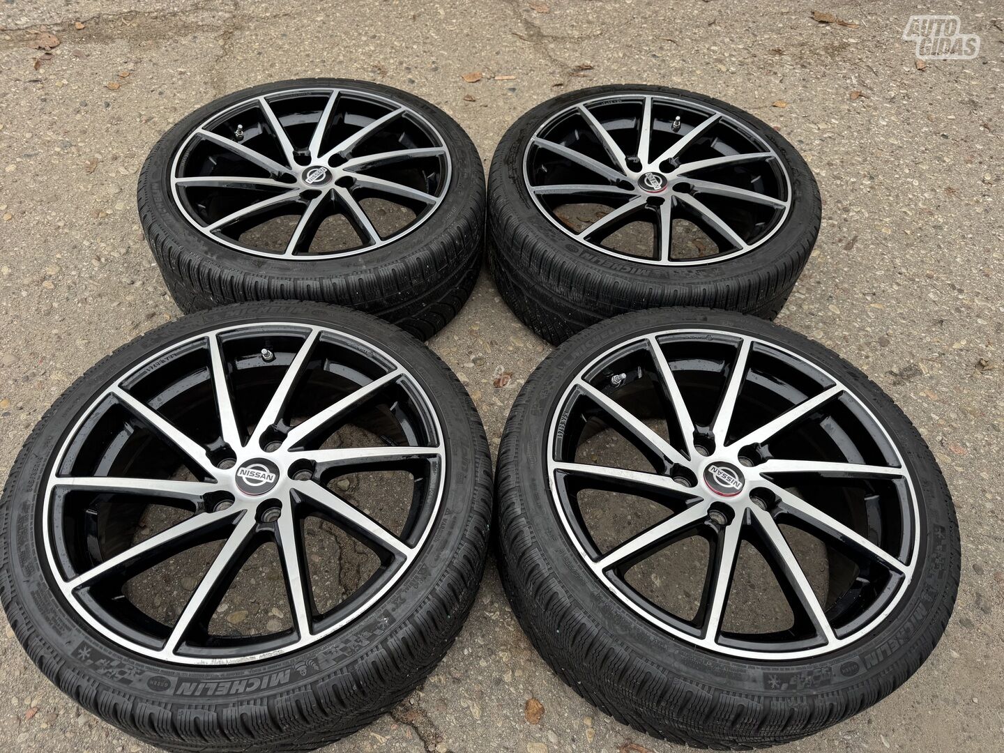 Nissan Siunciam, 8.5J ET54 light alloy R19 rims