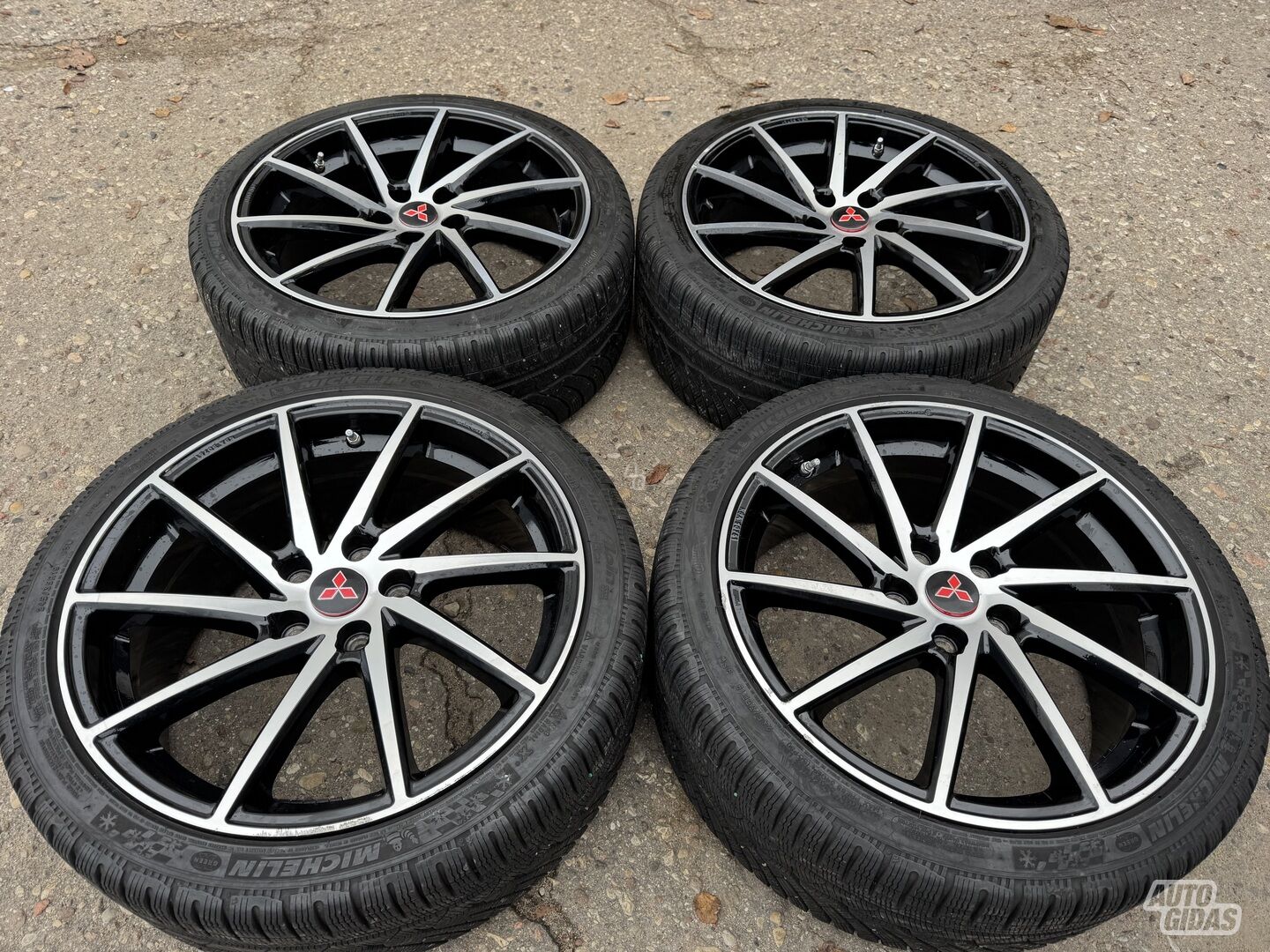 Mitsubishi Siunciam, 8.5J ET54 light alloy R19 rims