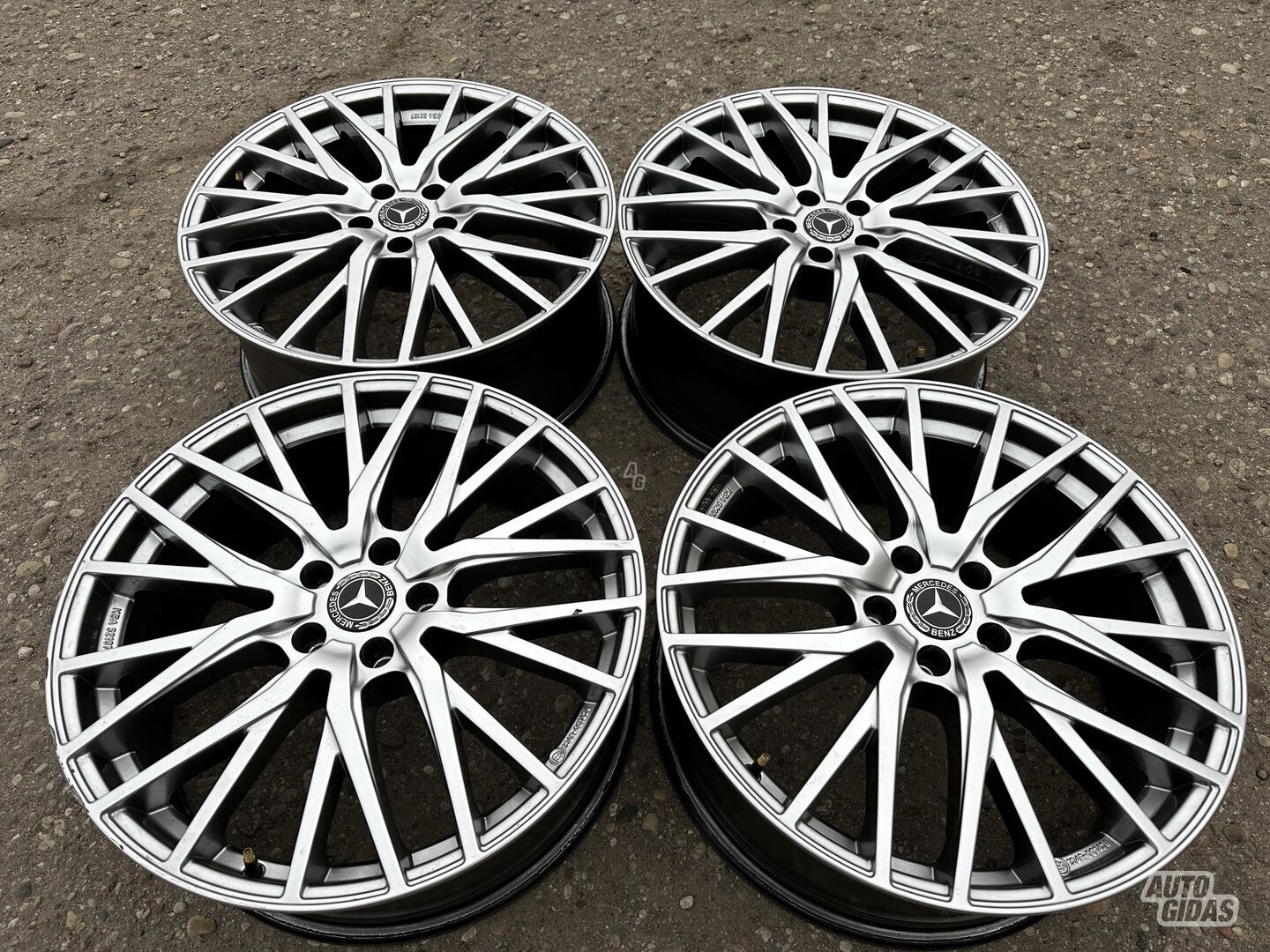 Mercedes-Benz Siunciam, 8J ET39 light alloy R20 rims