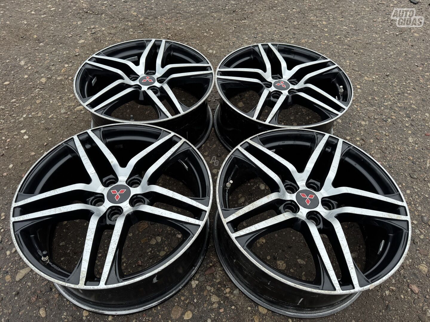 Mitsubishi Siunciam, 8J ET30 light alloy R19 rims