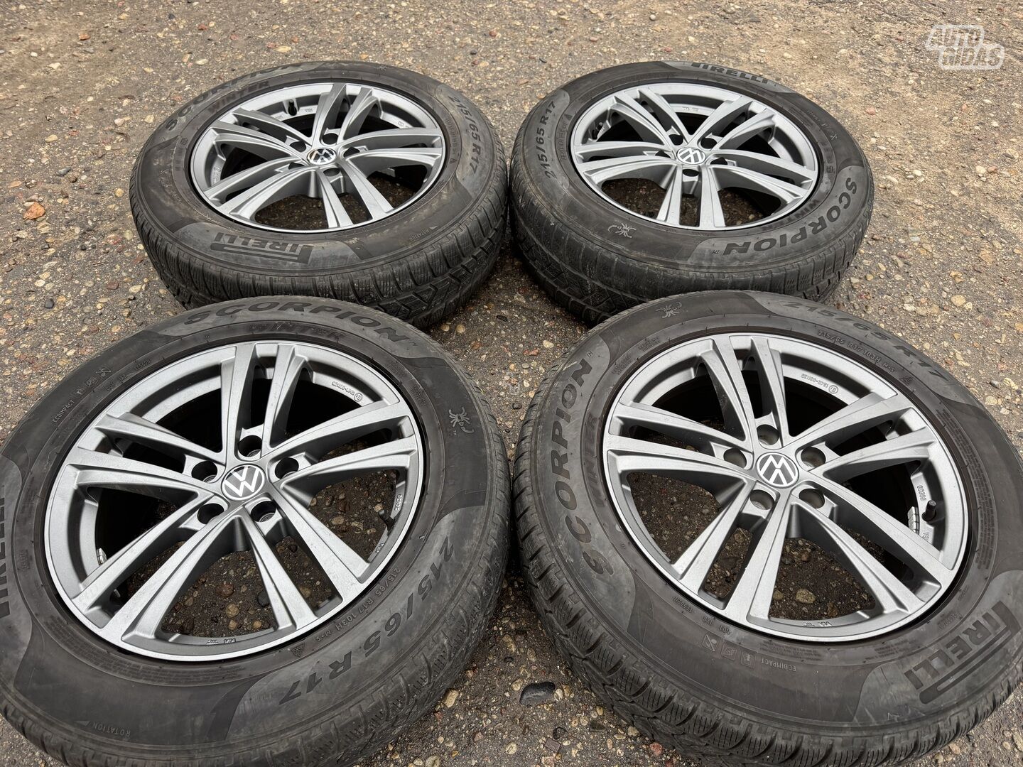 Volkswagen Siunciam, 7J ET40 light alloy R17 rims