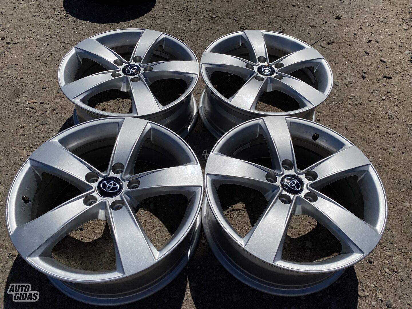 Toyota Siunciam, 7J ET50 light alloy R17 rims