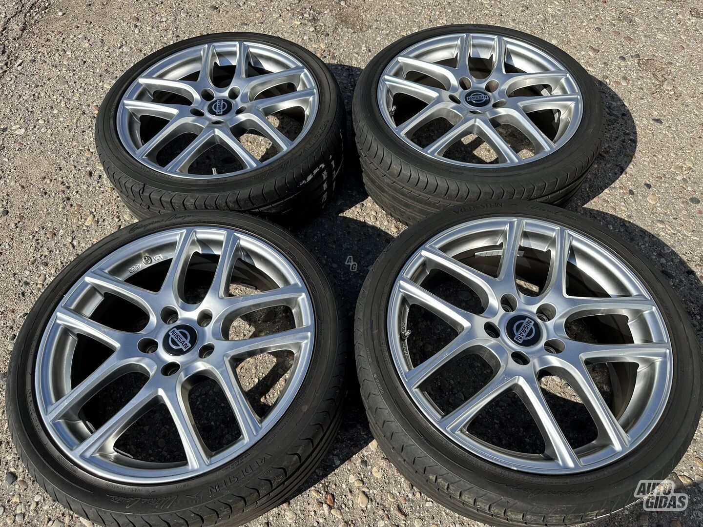 Nissan Siunciam, 7.5J ET45 light alloy R18 rims