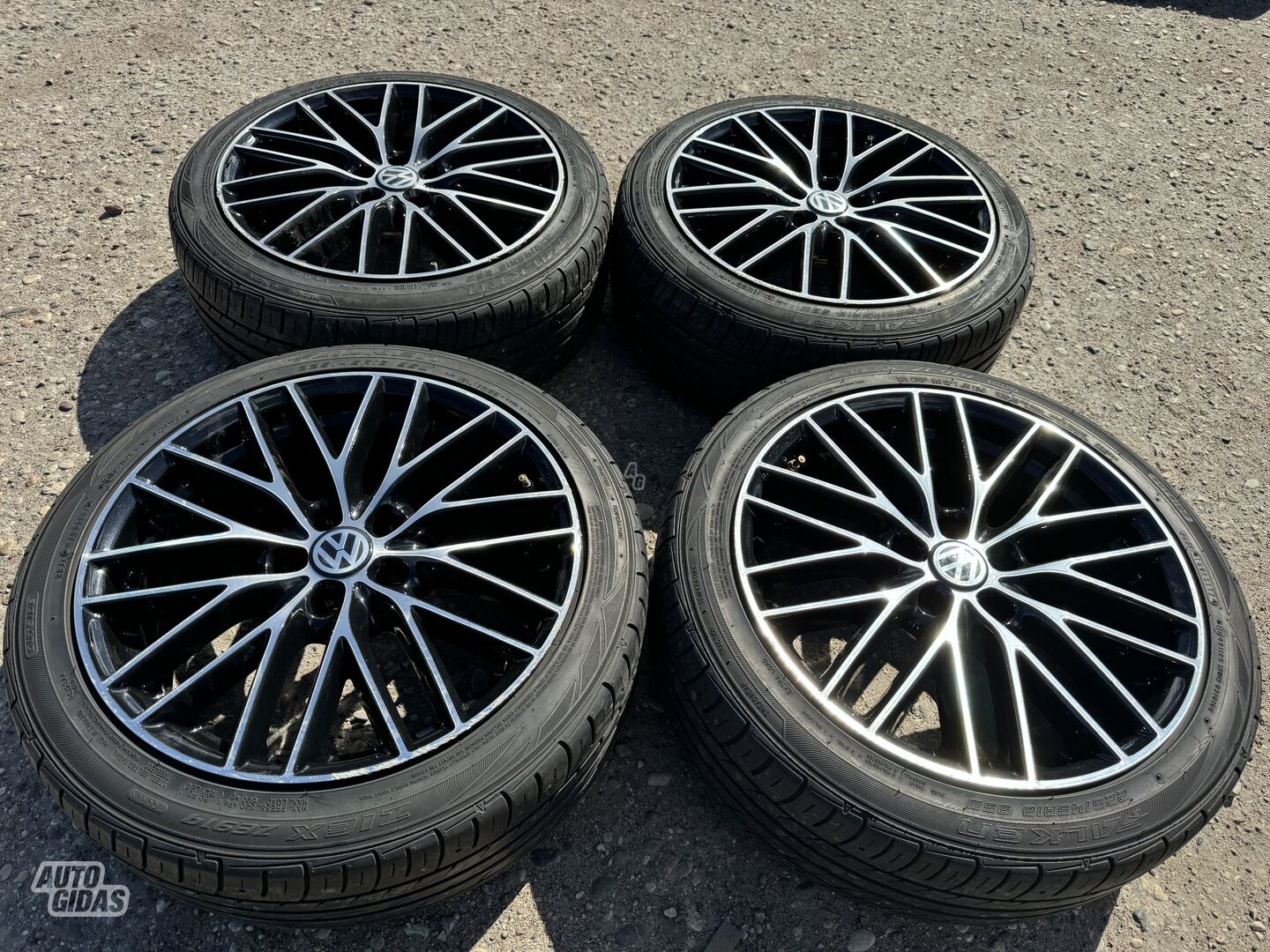 Volkswagen Siunciam, 8J ET35 light alloy R18 rims