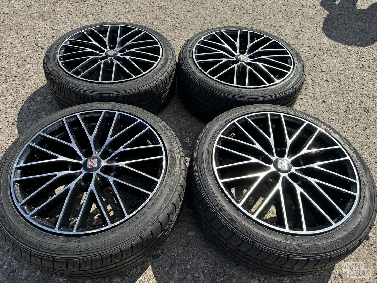 Seat Siunciam, 8J ET35 light alloy R18 rims