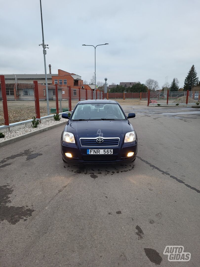 Toyota Avensis 2004 г Седан