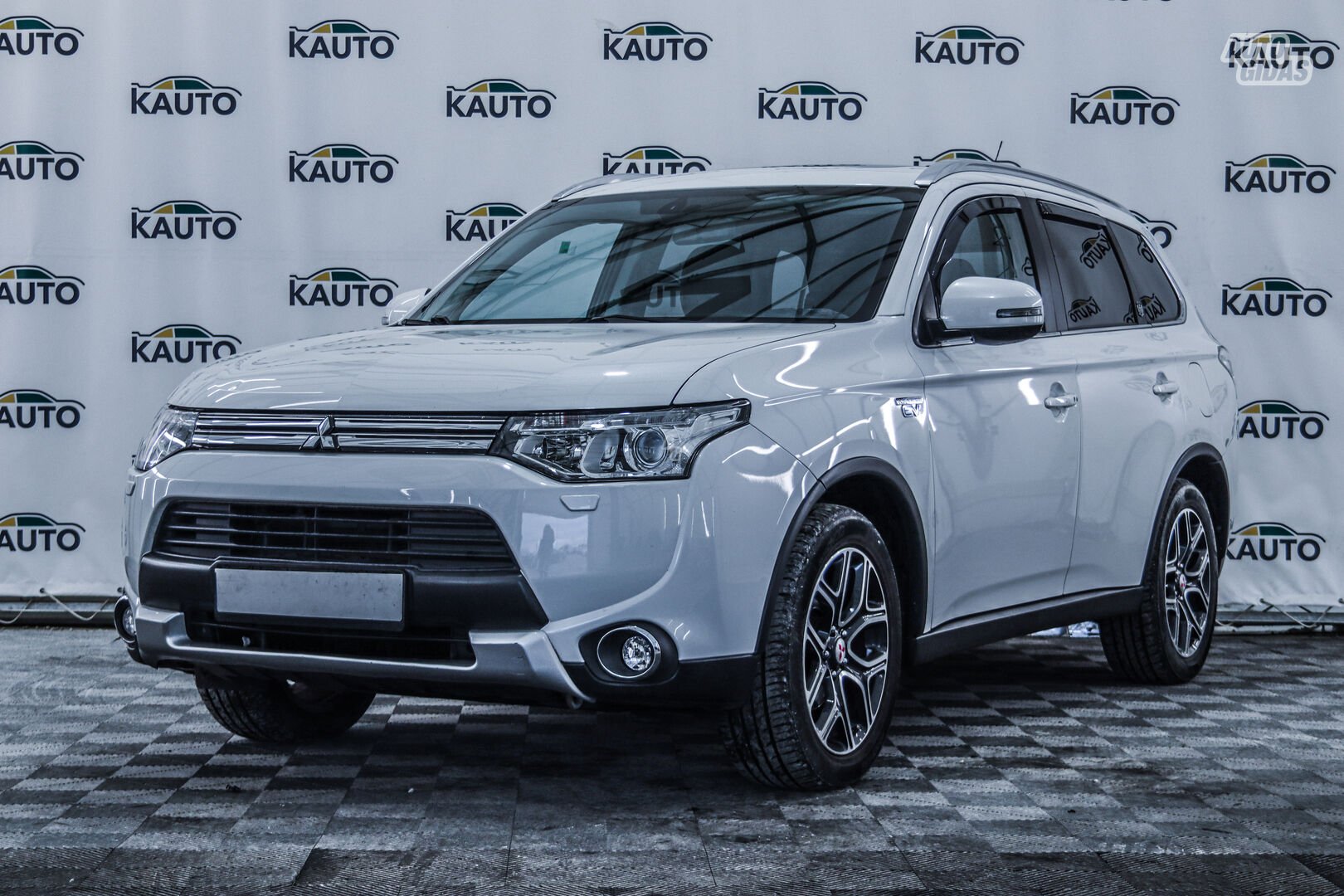 Mitsubishi Outlander 2015 y Custom Cars