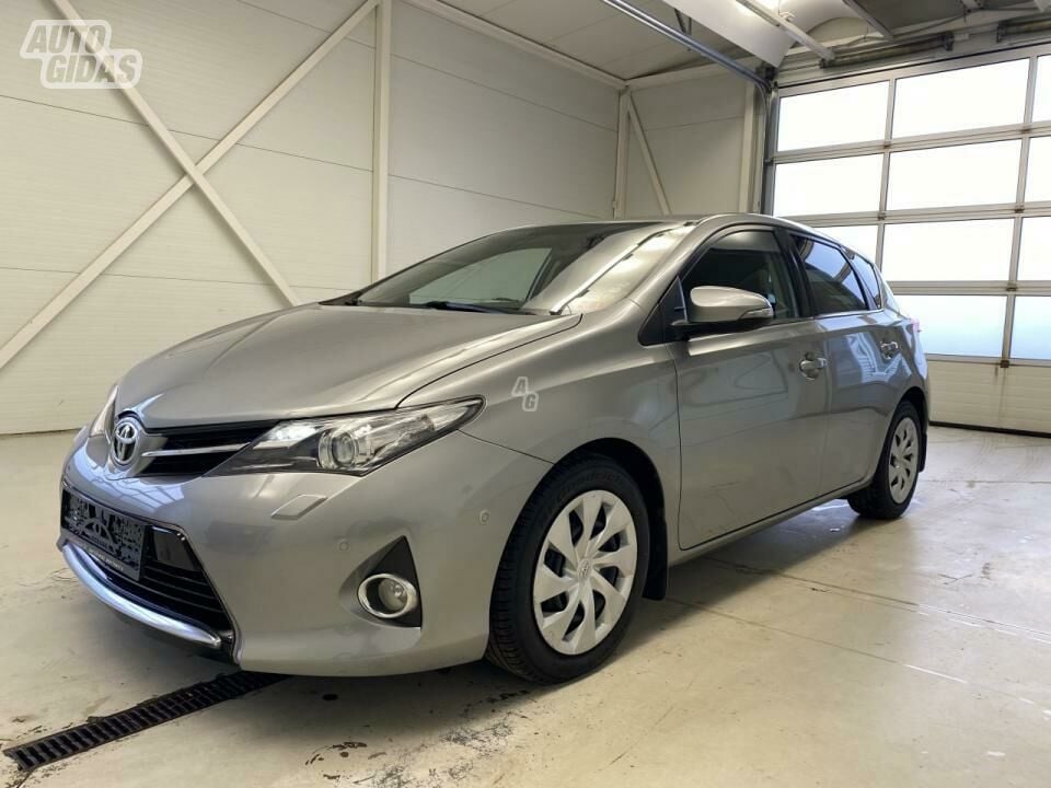 Toyota Auris 2013 г Хэтчбек