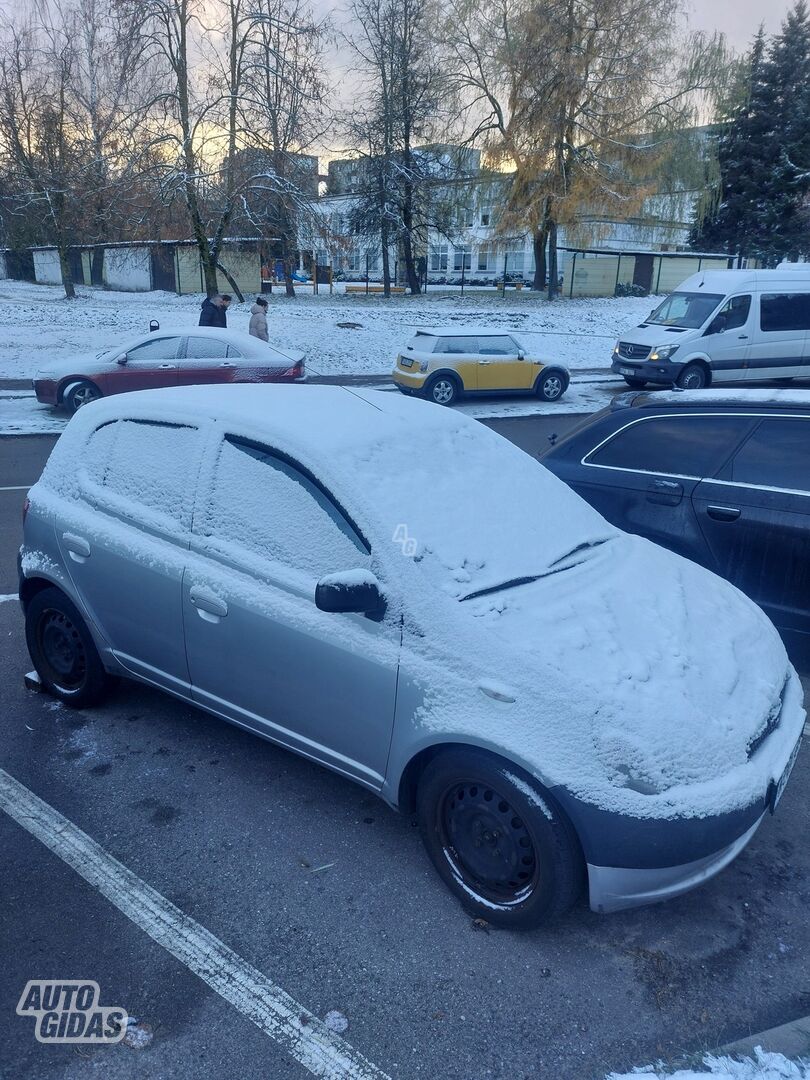 Toyota Yaris 2000 г Хэтчбек