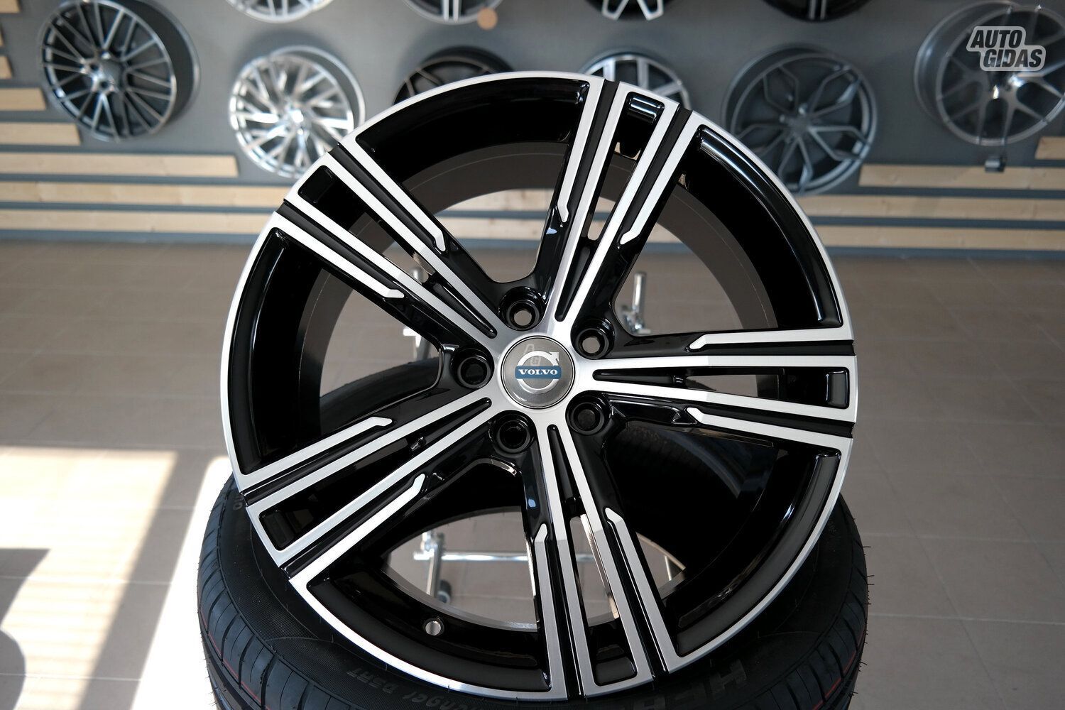 Autowheels Volvo XC90, V60, V90 lengvojo lydinio R18 ratlankiai