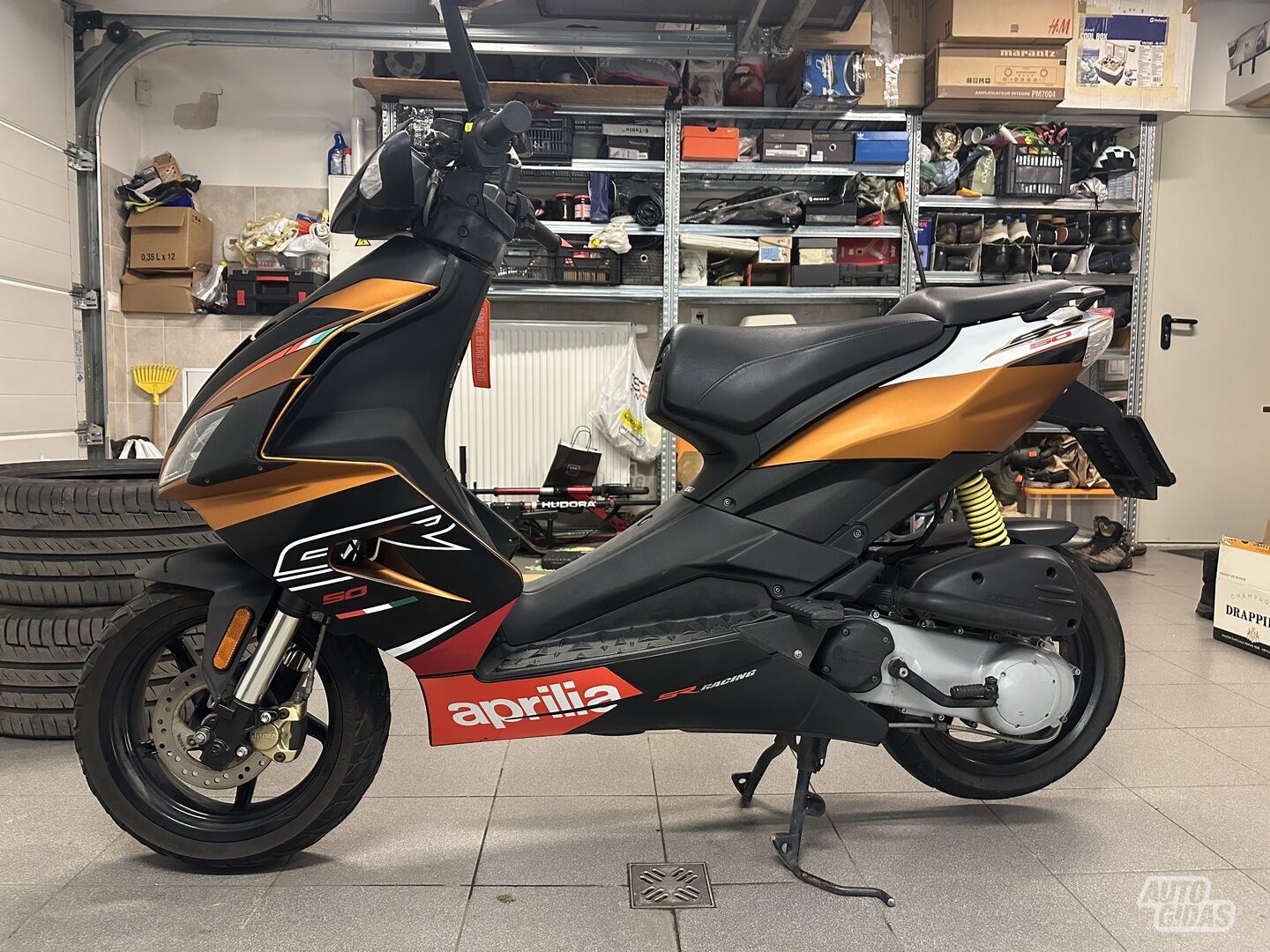 Aprilia SR 2012 y Scooter / moped