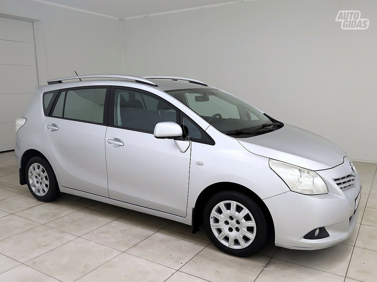 Toyota Verso 2010 г Минивэн