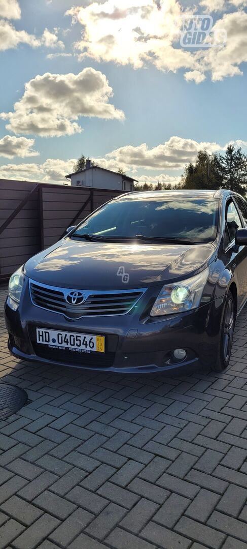 Toyota Avensis III 2010 г