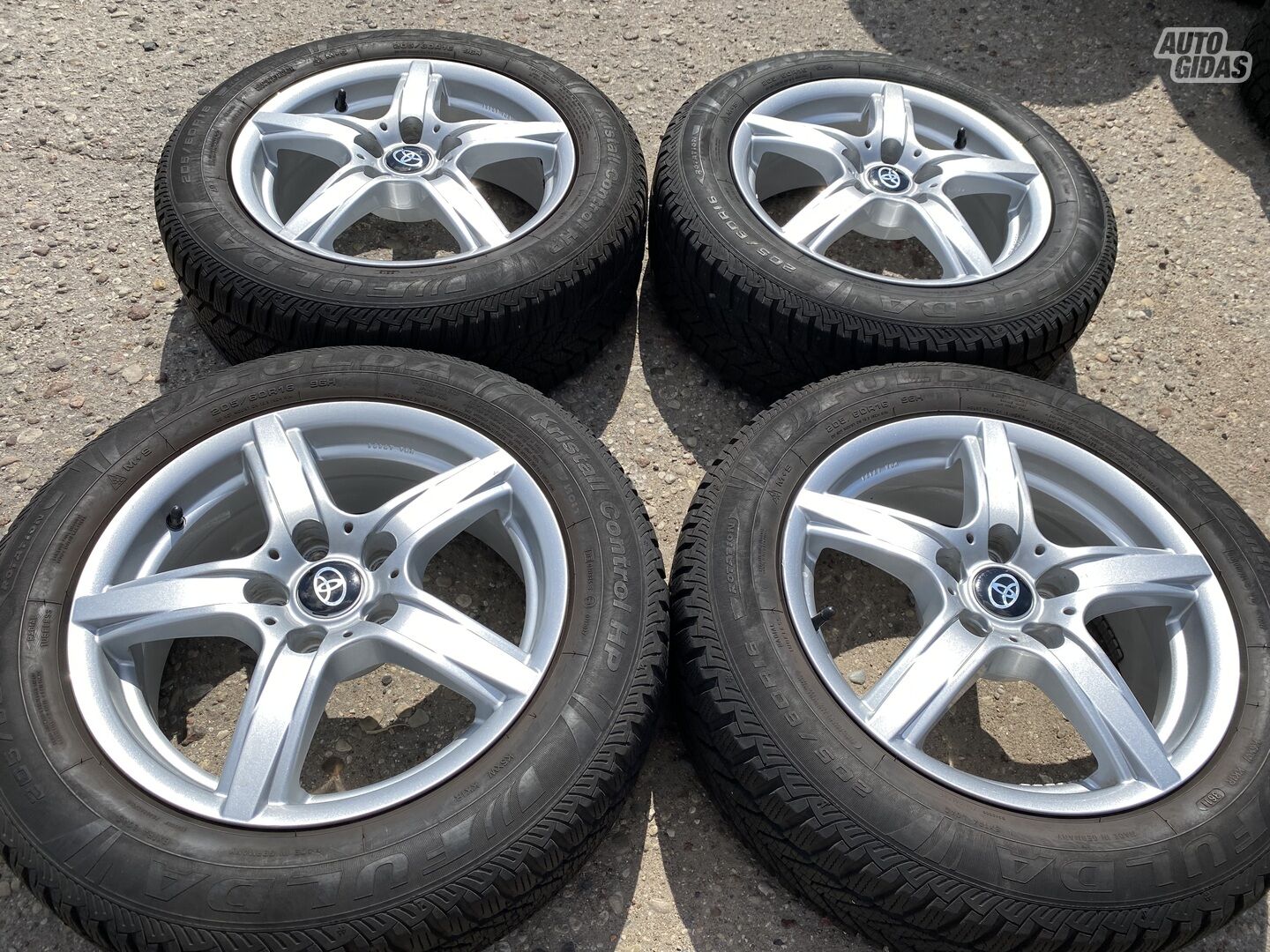 Toyota Siunciam, 6.5J ET40 light alloy R16 rims