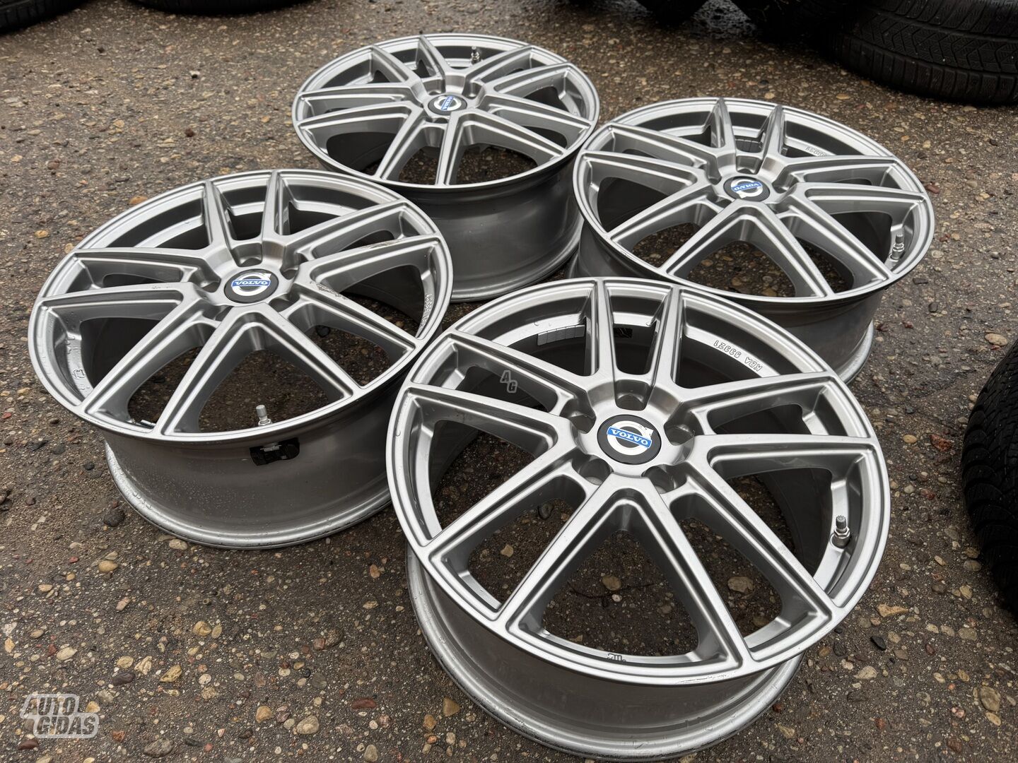 Volvo Siunciam, 7.5J ET45 light alloy R18 rims