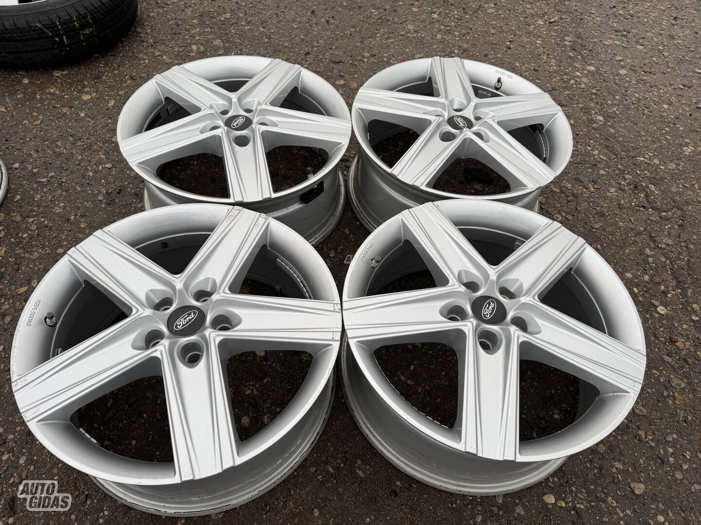 Ford Siunciam, 7.5J ET47 light alloy R18 rims