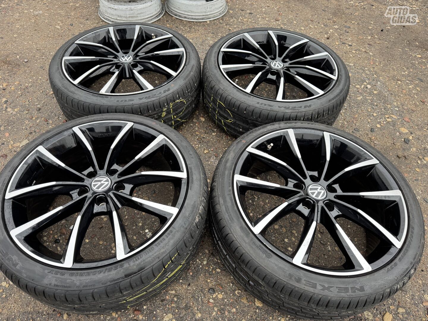 Volkswagen Siunciam, 8J ET45 light alloy R19 rims