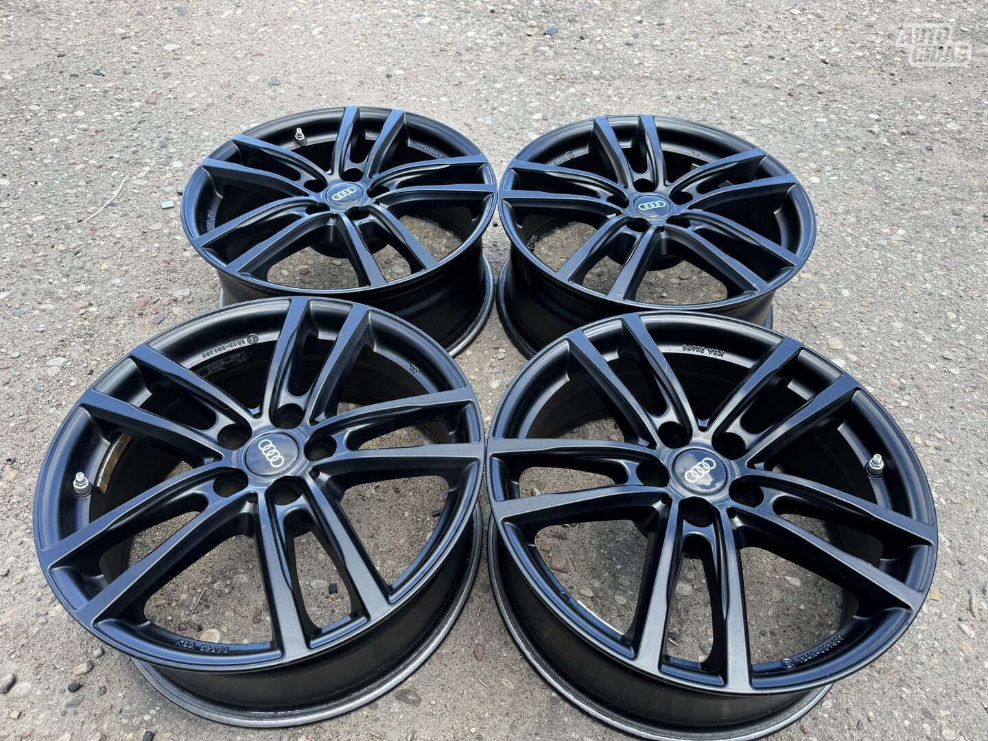 Audi Siunciam, 7J ET43 light alloy R18 rims