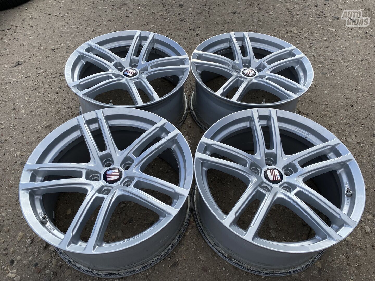 Seat Siunciam, 8J ET30 light alloy R18 rims