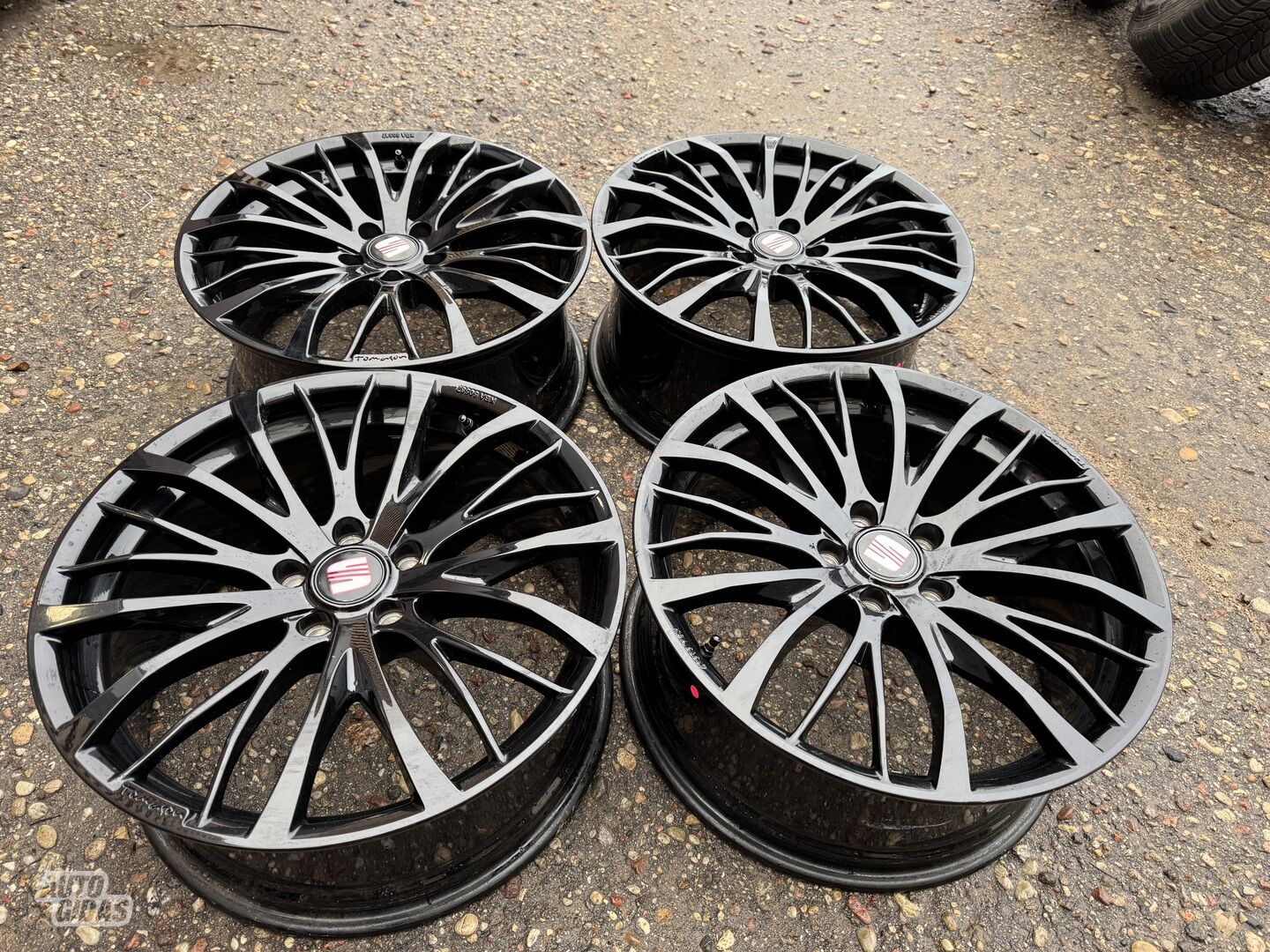 Seat Siunciam, 8.5J ET45 light alloy R19 rims