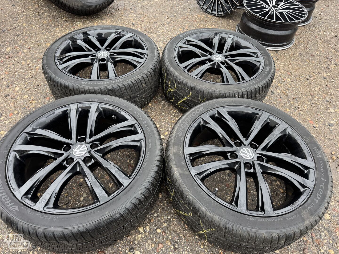 Volkswagen Siunciam, 8J ET30 light alloy R19 rims