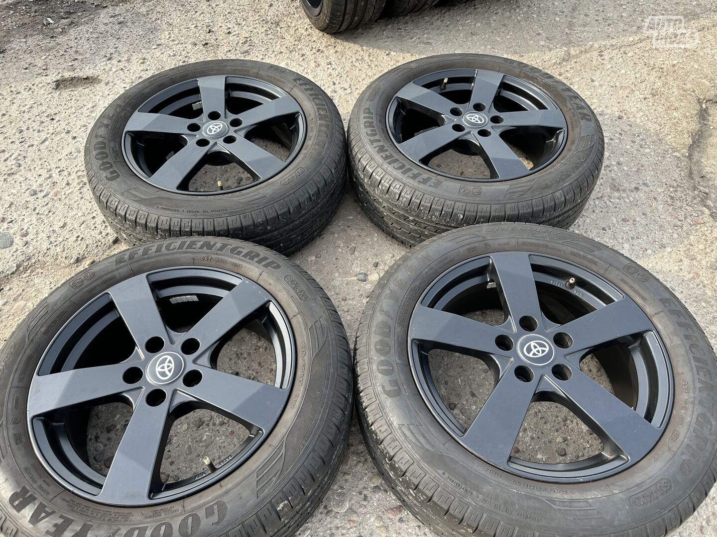 Toyota Siunciam, 7J ET40 light alloy R17 rims