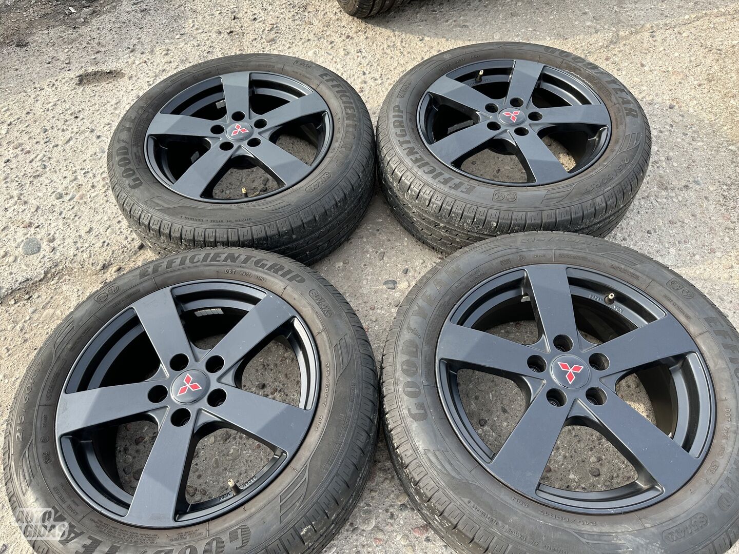 Mitsubishi Siunciam, 7J ET40 light alloy R17 rims