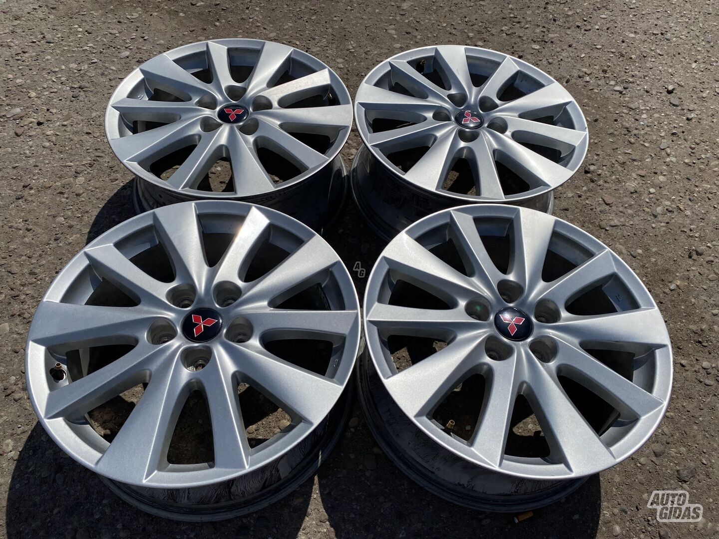 Mitsubishi Siunciam, 7.5J ET50 light alloy R17 rims