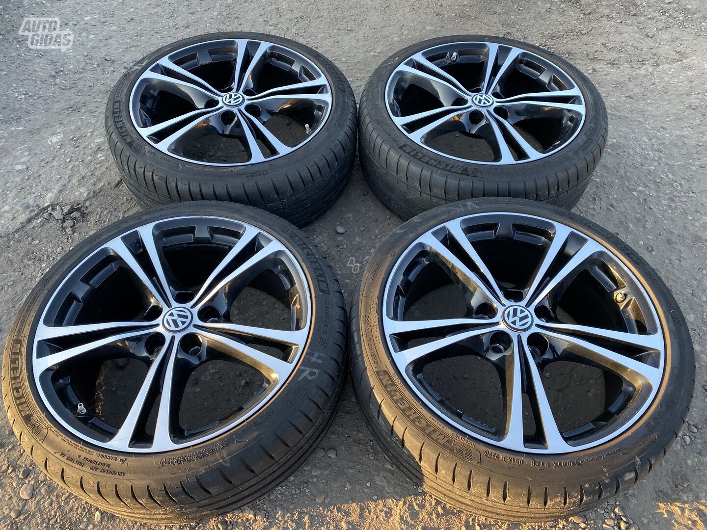 Volkswagen Siunciam, 8J ET50 light alloy R18 rims