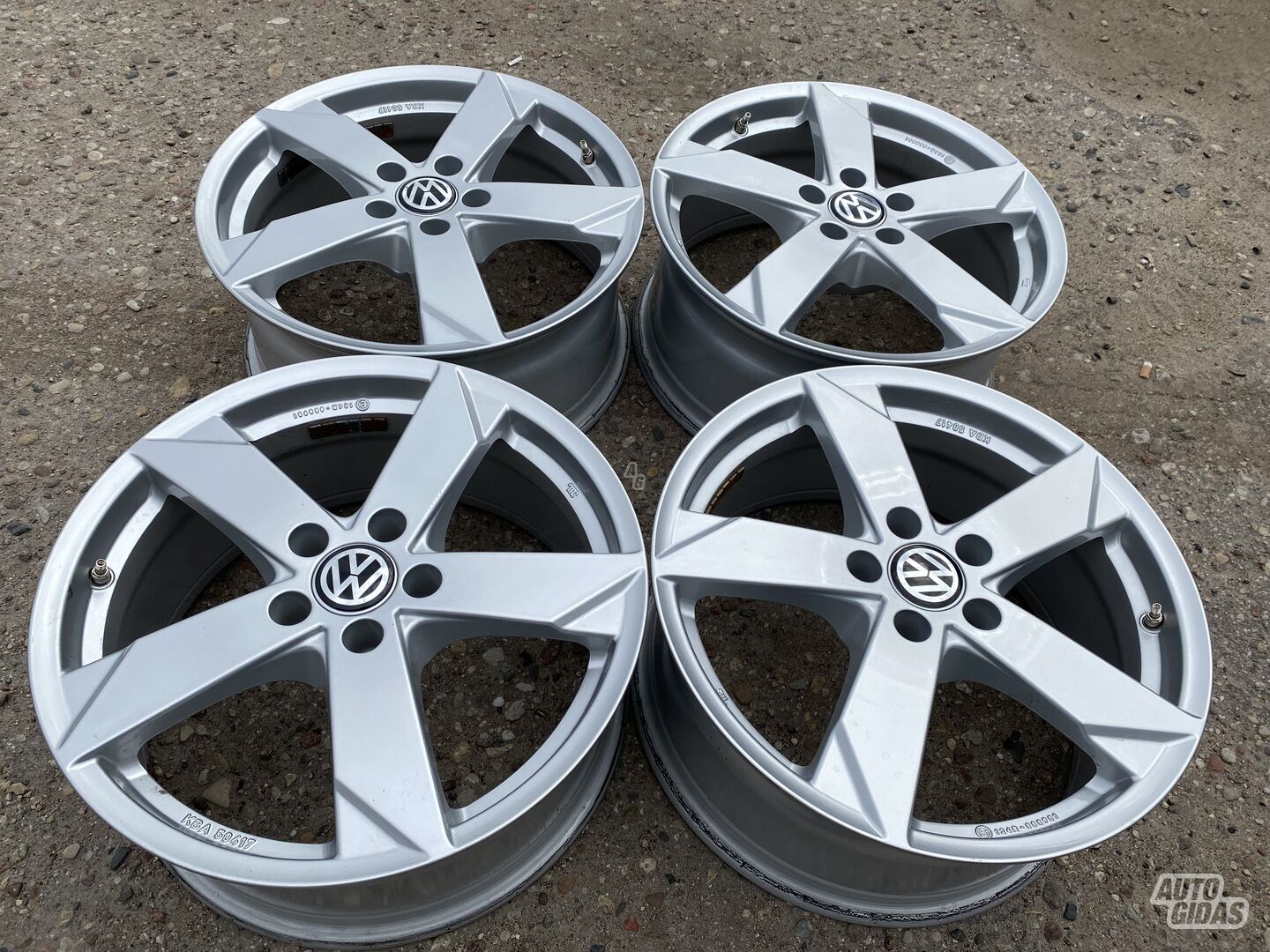 Volkswagen Siunciam, 8J ET40 light alloy R18 rims