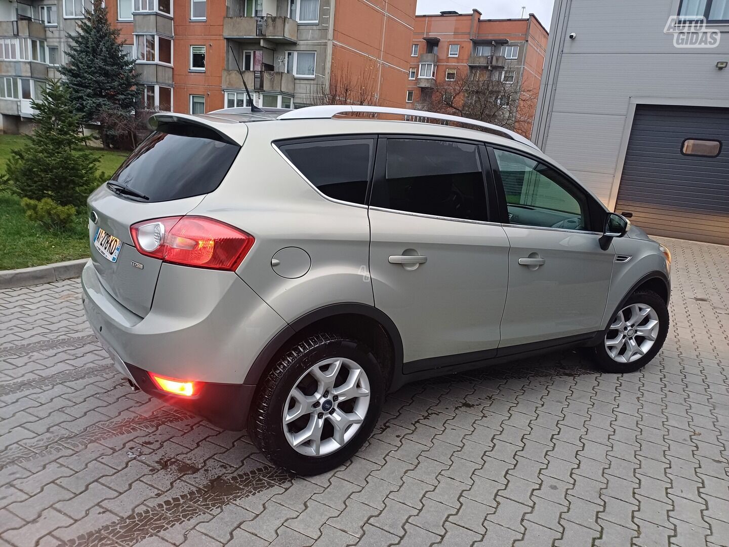 Ford Kuga 2010 y Off-road / Crossover