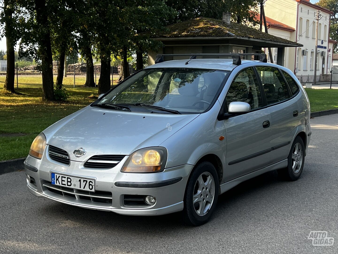 Nissan Almera Tino 2004 y Hatchback