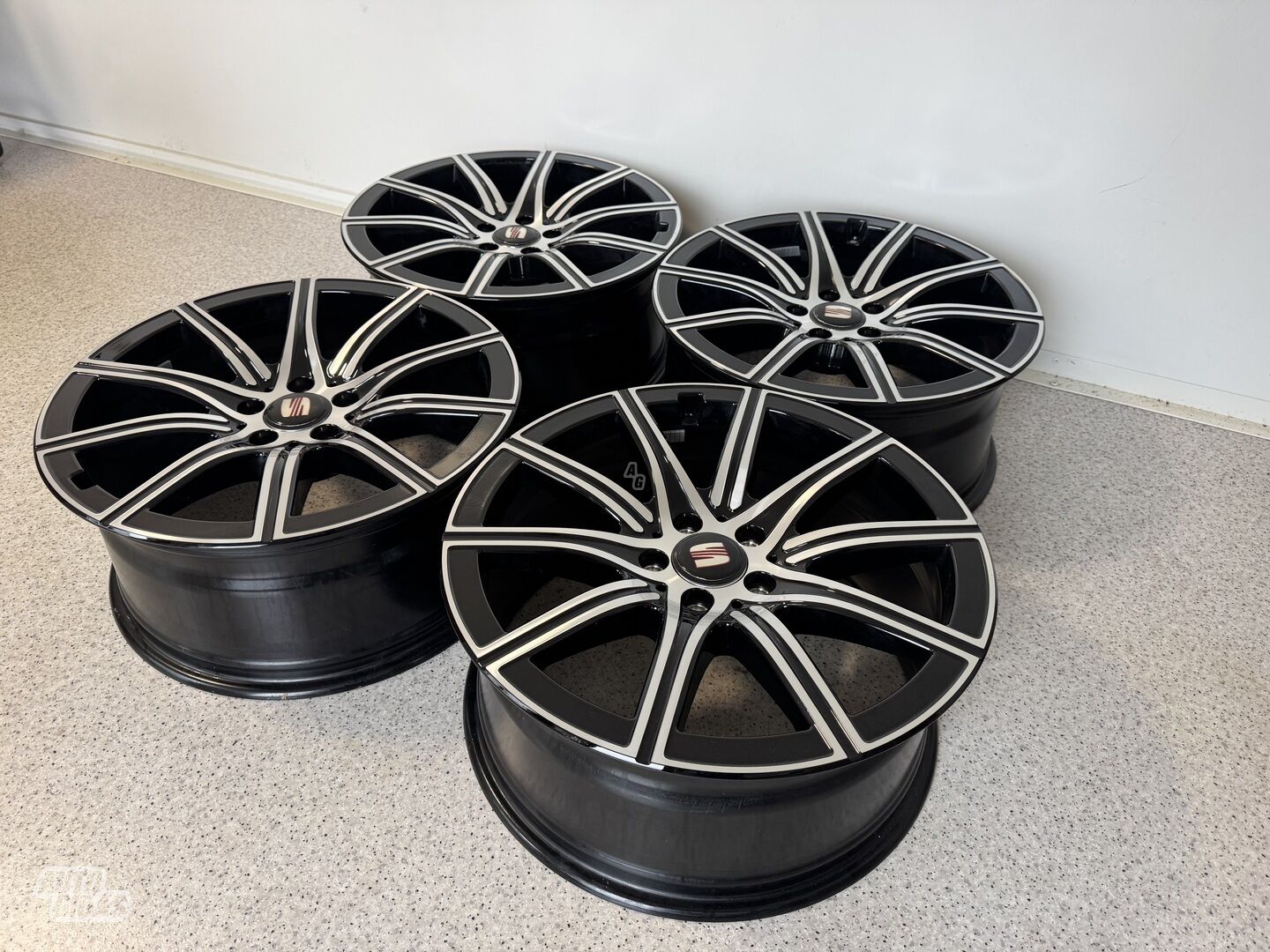 Seat Siunciam, 8.5J ET31 light alloy R19 rims