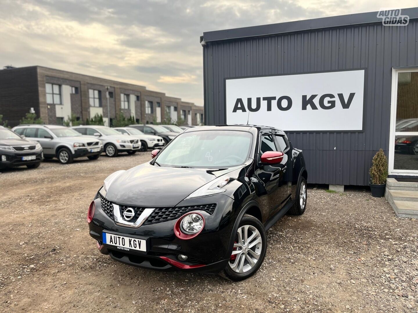 Nissan Juke 2015 г Внедорожник / Кроссовер