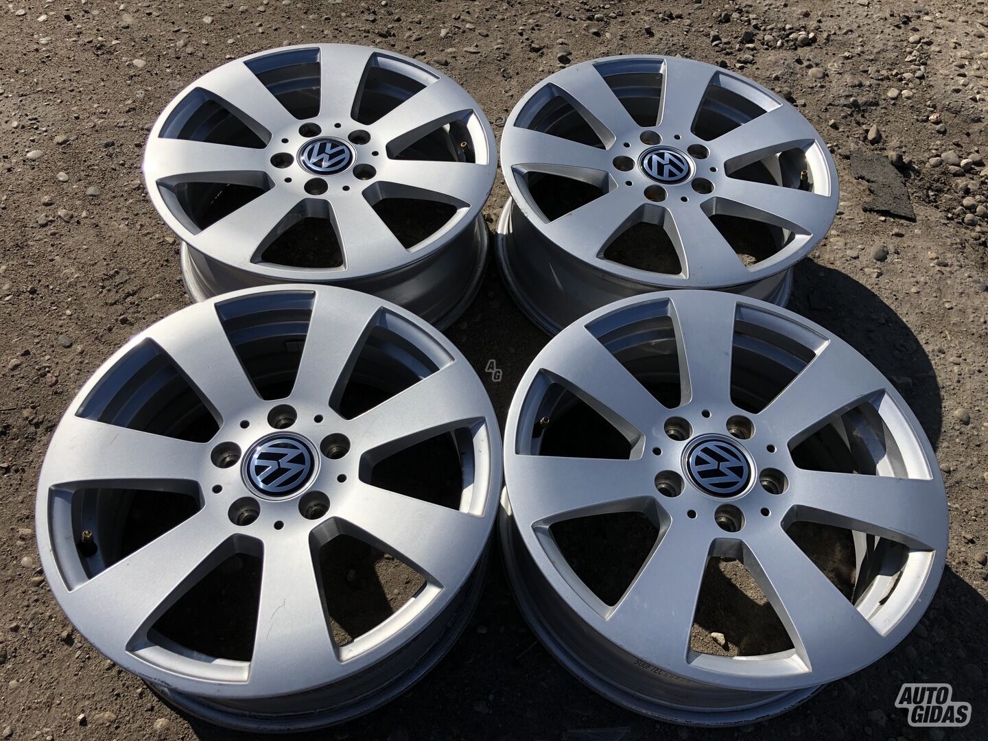 Volkswagen Siunciam, 6J ET39 light alloy R16 rims