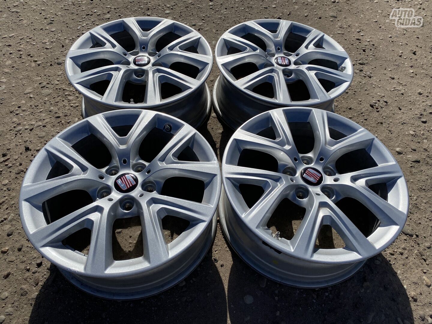 Seat Siunciam, 6,5J ET39 light alloy R17 rims