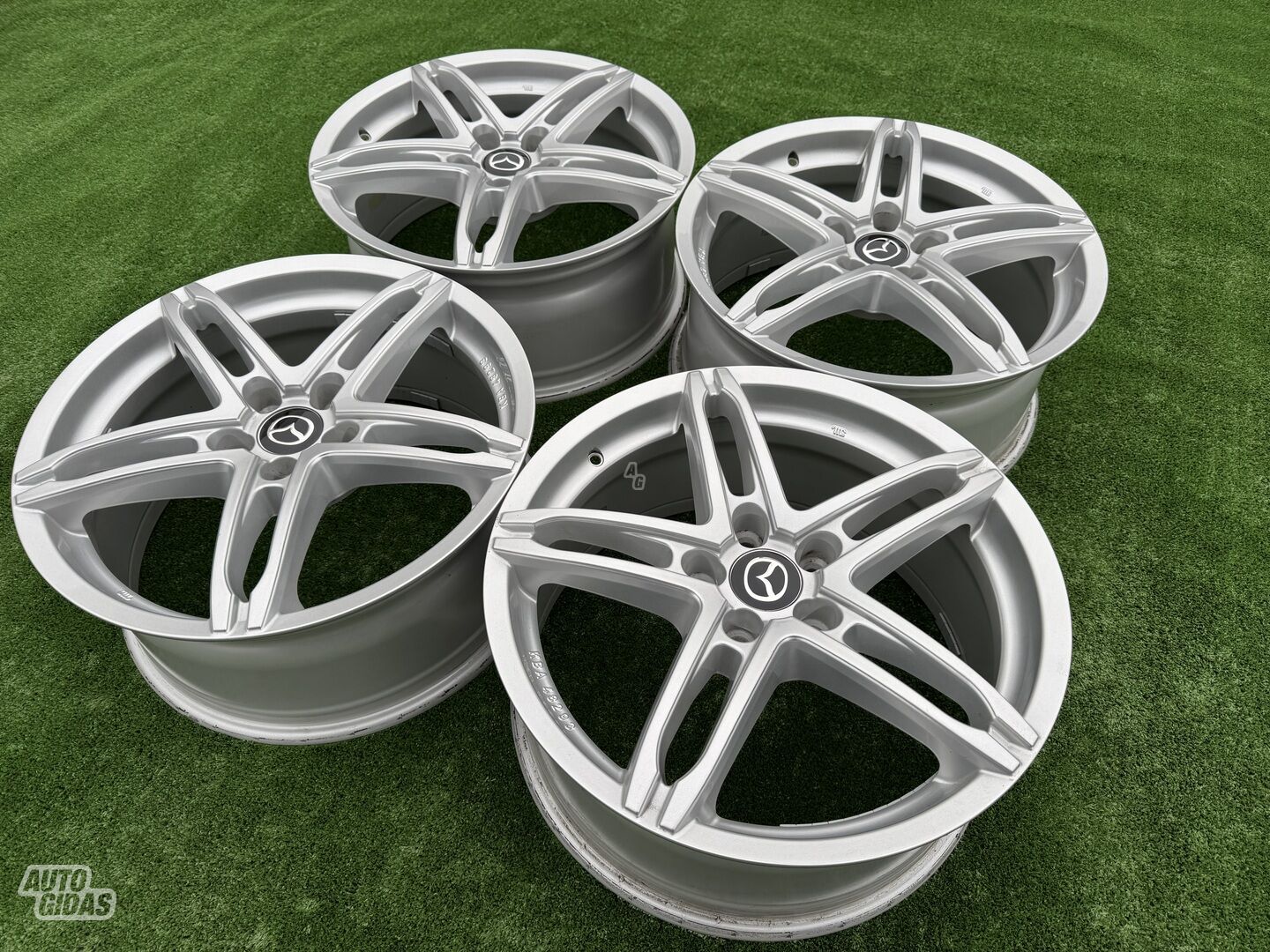 Nissan Siunciam, 8J ET45 light alloy R18 rims