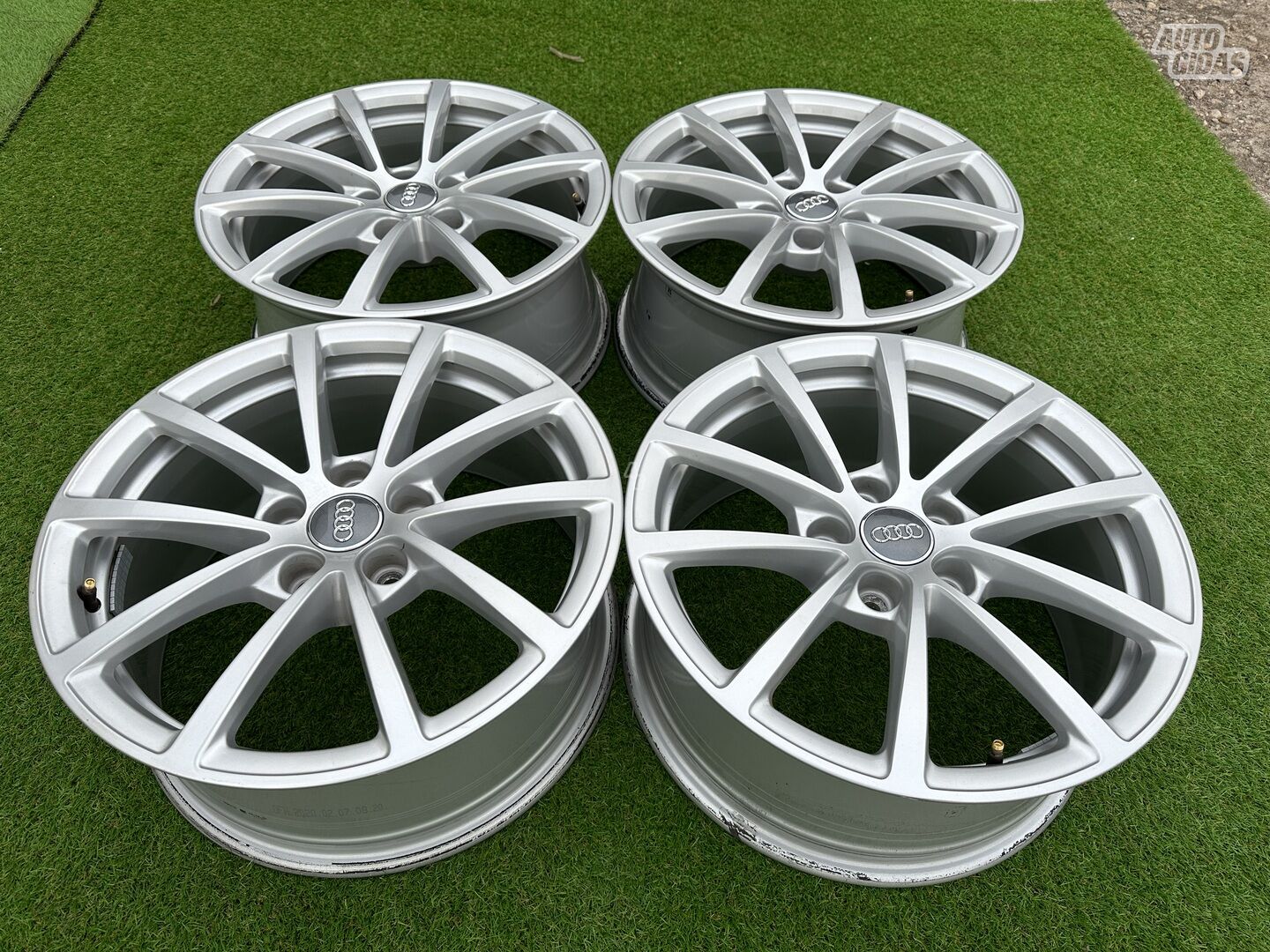 Audi Siunciam, 7.5J ET36 light alloy R17 rims