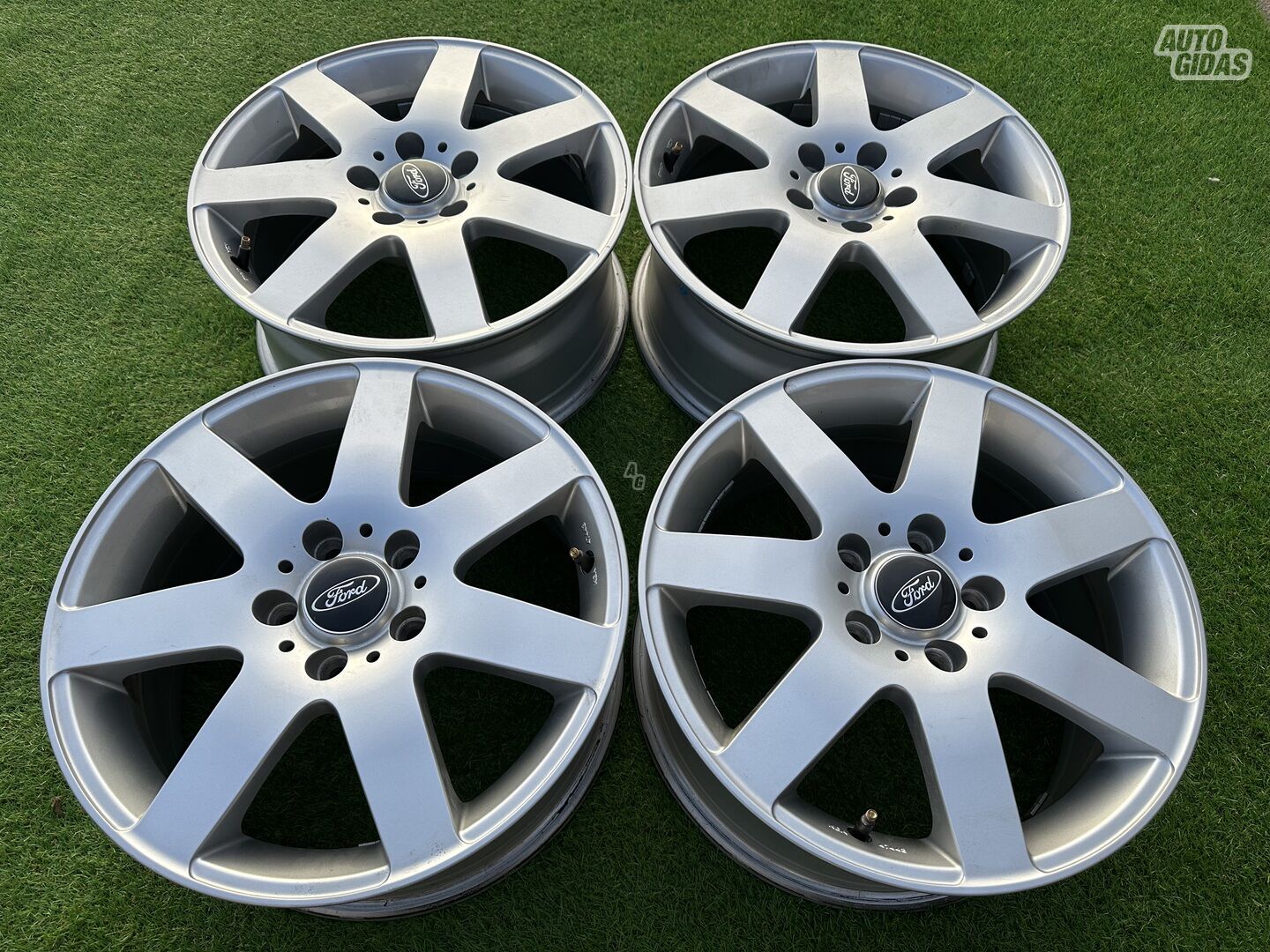 Ford Siunciam, 7J ET45 light alloy R16 rims