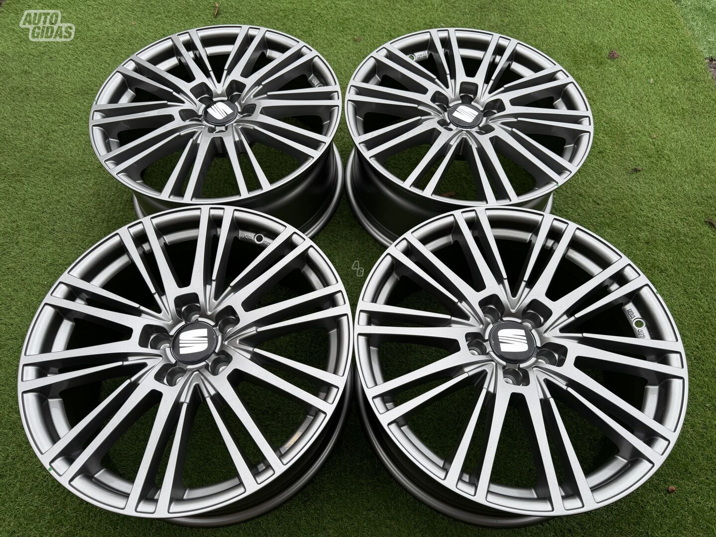 Seat Siuncim, 8J ET35 light alloy R18 rims