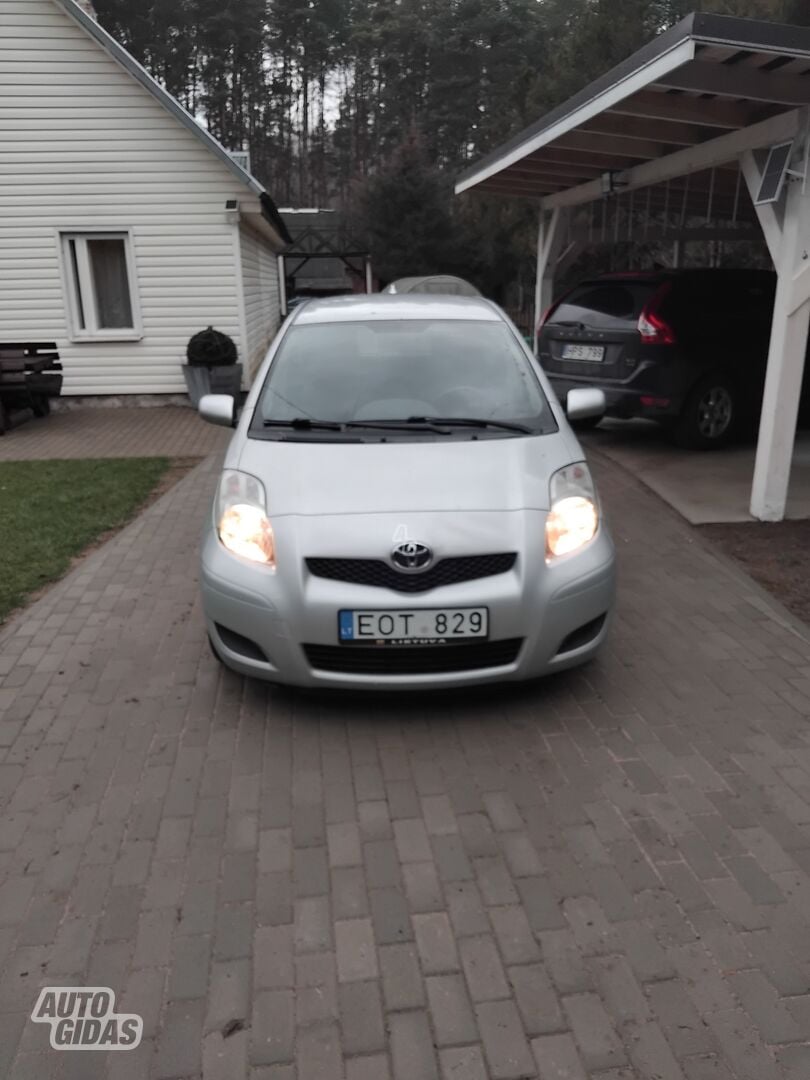 Toyota Yaris 2011 г Хэтчбек