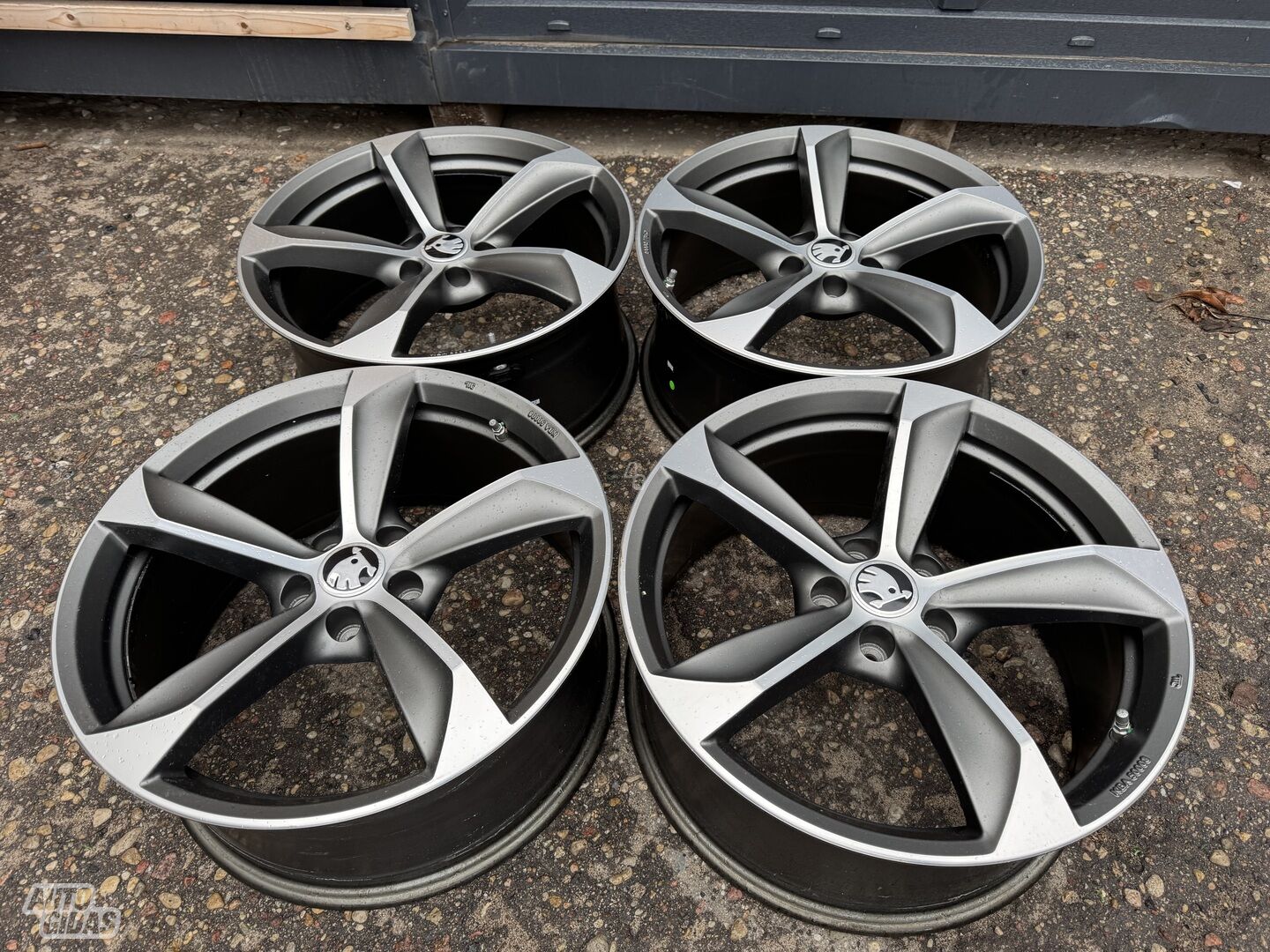 Skoda Siuncam, 8.5J ET35 light alloy R18 rims