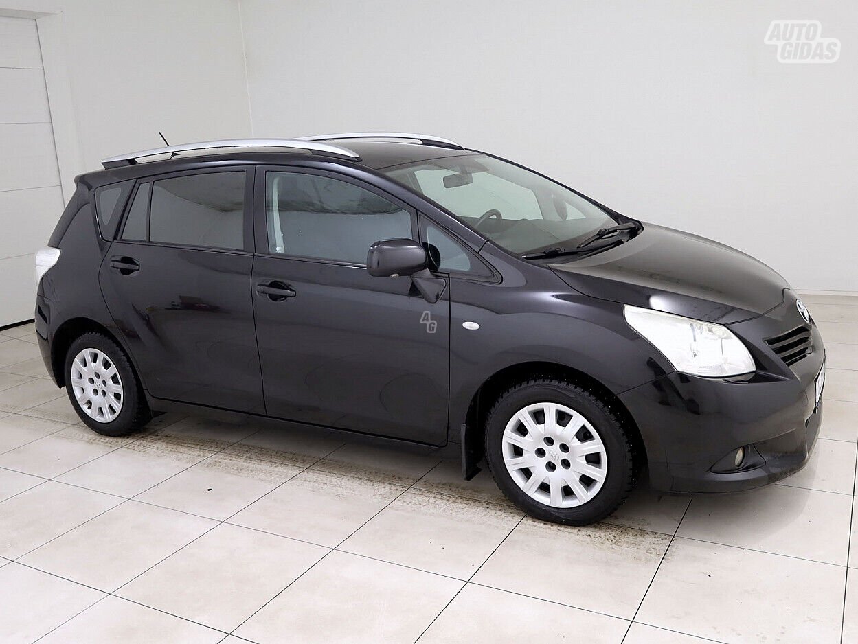 Toyota Verso 2010 г Минивэн