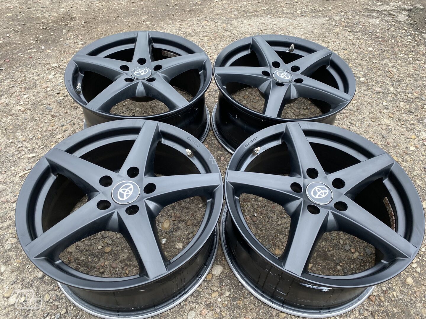 Toyota Siunciam, 8J ET42 light alloy R18 rims