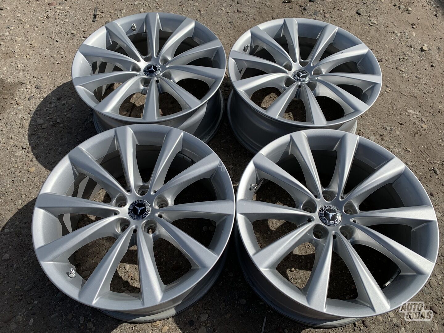 Mercedes-Benz Siunciam, 8J ET30 light alloy R18 rims