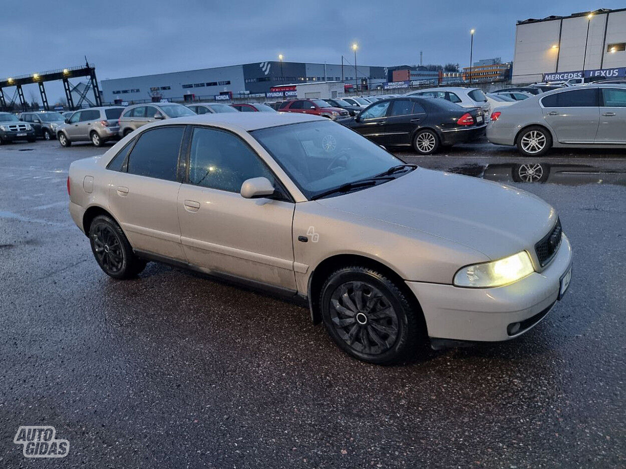 Audi A4 2000 г Седан