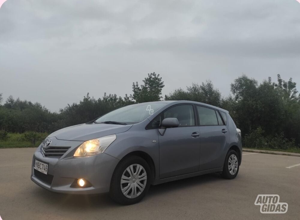 Toyota Verso 2009 г Минивэн