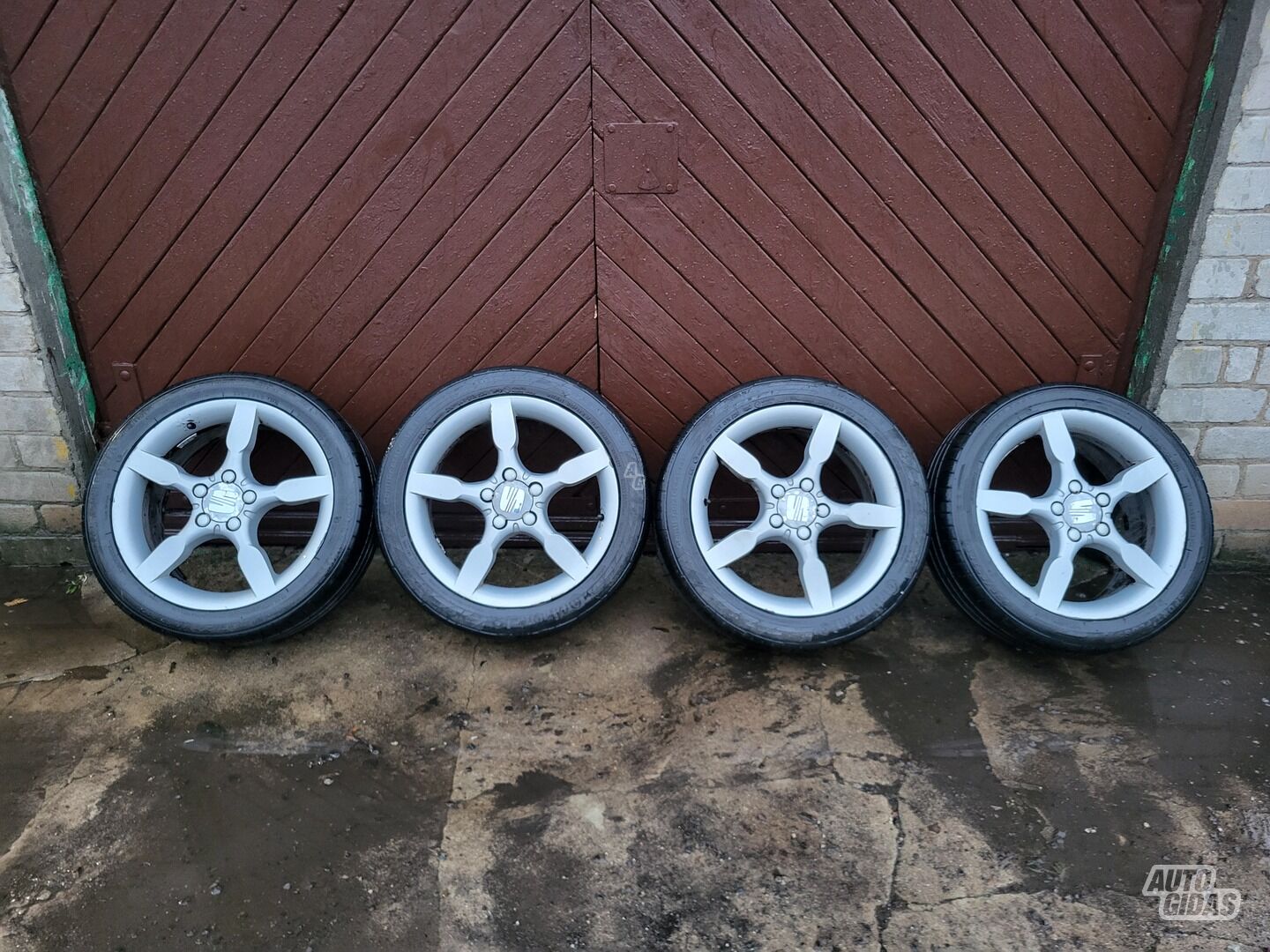 Seat light alloy R17 rims